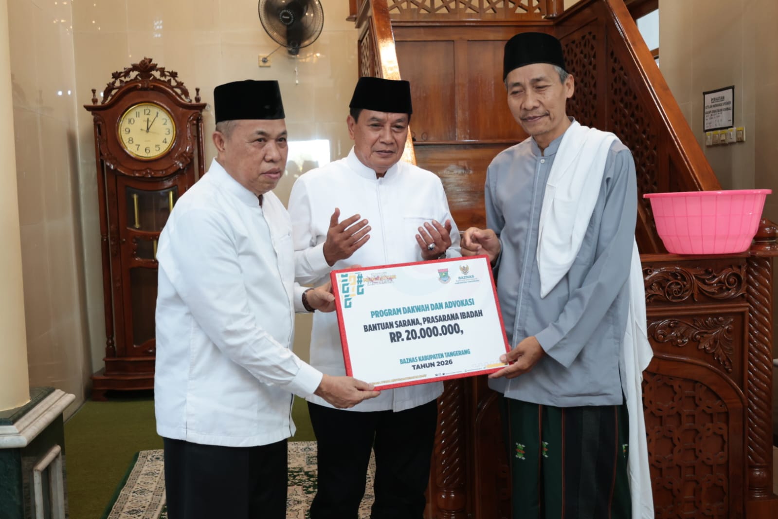 Bupati Tangerang Moch. Maesyal Rasyid di Masjid Al-Istighfar, Kampung Kendal Satu, Desa Sindang Panon, Kecamatan Sindang Jaya, Jumat (4/9/2026). Foto : Humas Kab. Tangerang