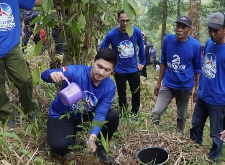 TANAM POHON. Anggota DPR RI Fraksi Demokrat, Rizki Natakusumah bersama kader Demokrat dan para relawan, sedang menanam pohon di Kawasan Gunung Pulosari, Kecamatan Pulosari, Kabupaten Pandeglang, beberapa waktu lalu. (ISTIMEWA)