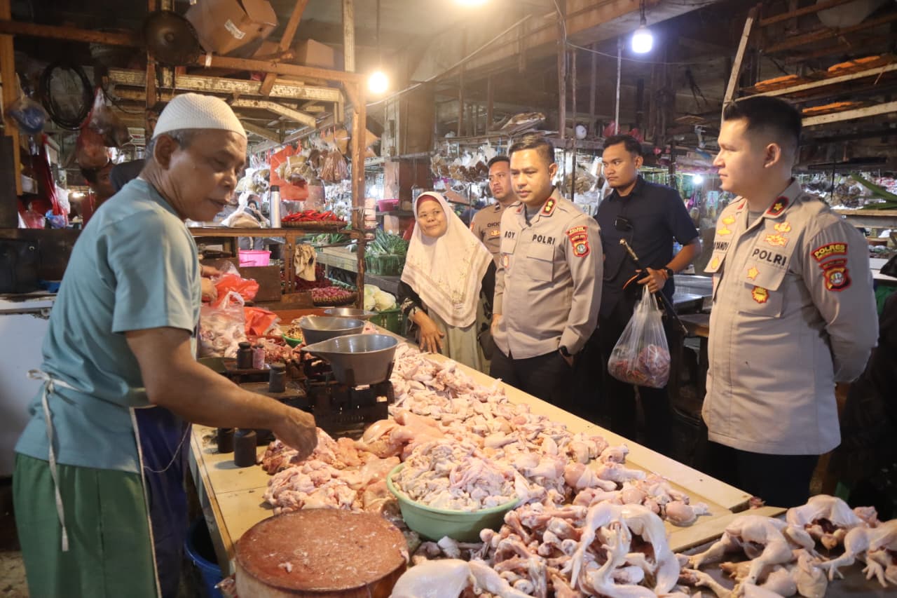 KUNJUNGI PASAR - Polres Tamgsel lakukan kunjungan ke sejumlah pasar tradisional di Tangsel.