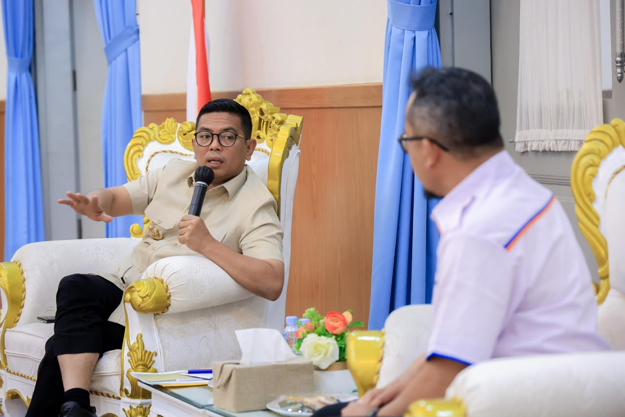 AUDIENSI. Gubernur Banten Andra Soni menerima audiensi dari Dewan Pimpinan Daerah Asosiasi Pengembang Perumahan dan Permukiman Seluruh Indonesia (DPD Apersi) Banten, di Gedung Negara Provinsi Banten, Kota Serang, Selasa (8/9). BIRO ADPIM PEMPROV BANTEN