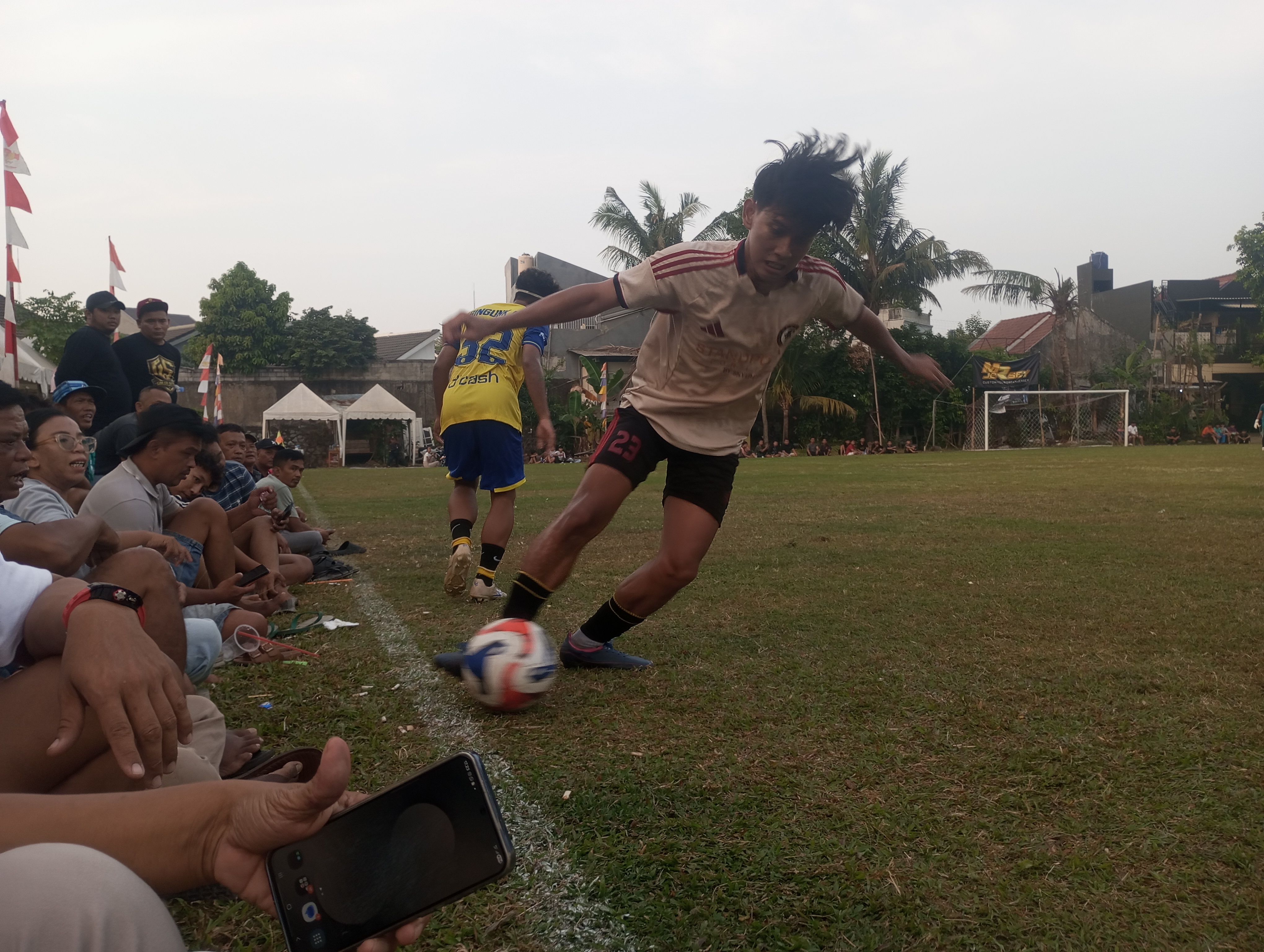 Gelandang RCH FC, Okta sukses merebut bola dari kaki pemain Calling Ball Bingunk FC, Putra pada laga Sabtu (12/09/2026).(red/tangselpos.id).