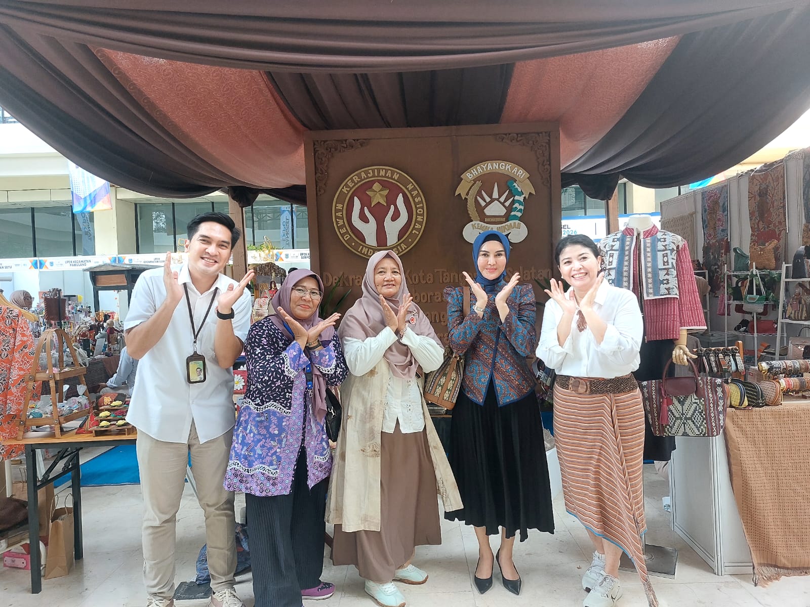 PRODUK LOKAL. Booth Dekranasda Kota Tangsel menjadi primadona dalam pameran Tangsel Expo.