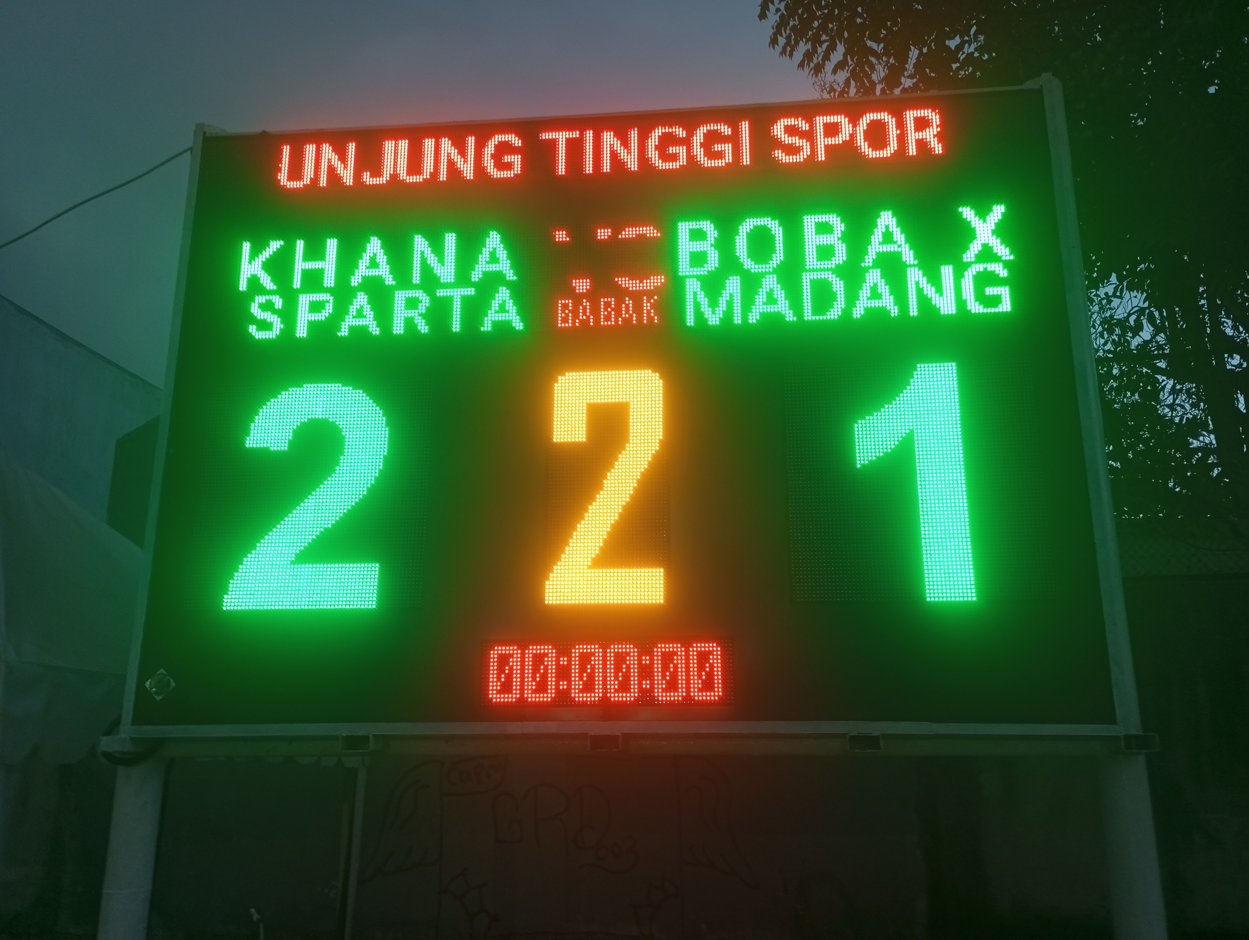 Papan skor digital menunjukan angka 2-1 pada Sabtu (19/09/2026) sore.(red/tangselpos)