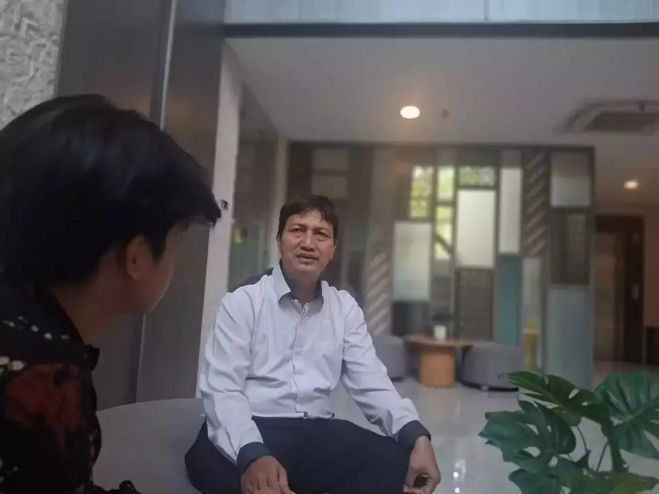 Kepala MI Pembangunan, Wahyudi menjelaskan kepada wartawan soal perpindahan siswa dari TKIP-SDIP Pamulang ke MI Pembangunan.(Foto: Istimewa).