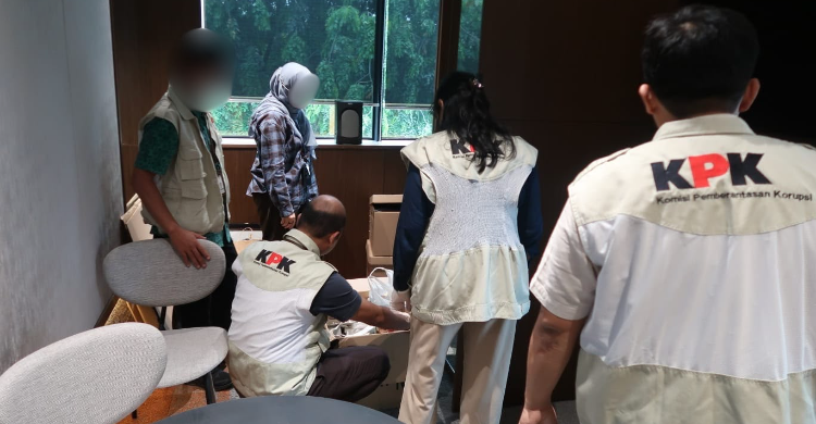 Petugas KPK melakukan penggeledahan di rumah ke kediaman Direktur Jenderal Pengendalian dan Penertiban Tanah dan Ruang (Dirjen PPTR) ATR/BPN, Lampri (LMP), di Bekasi. Foto : Ist