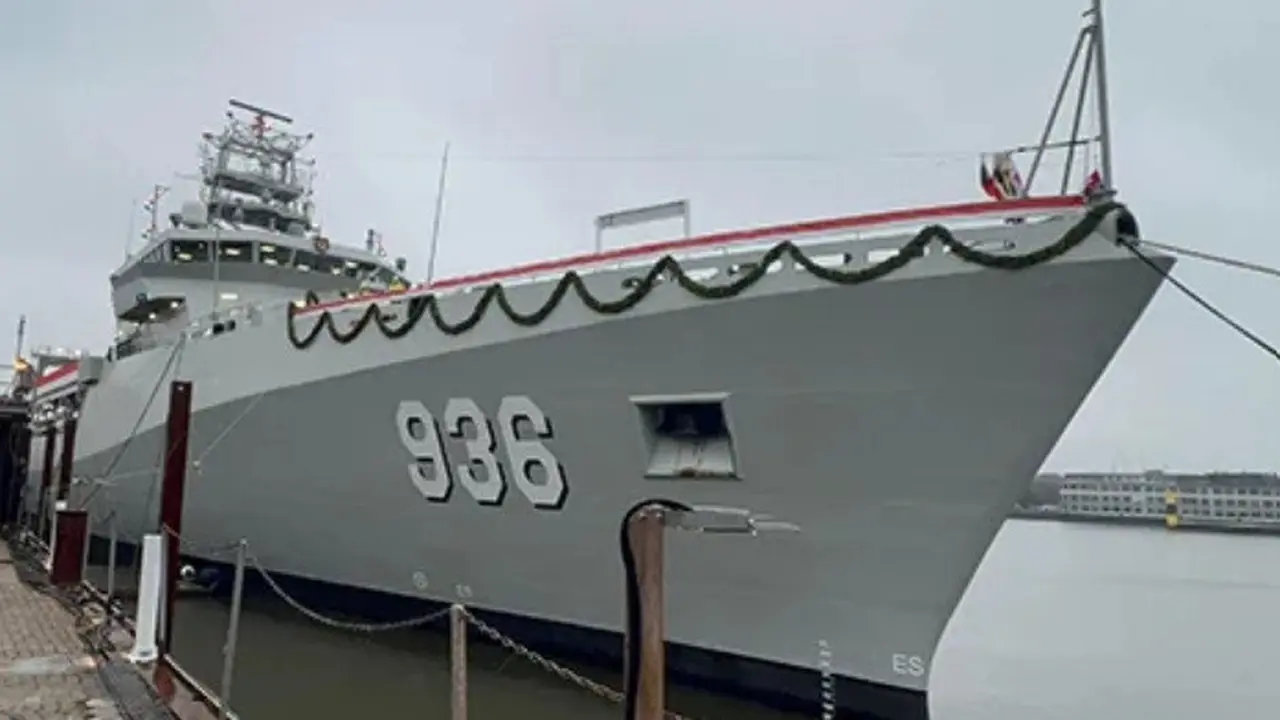 KRI Canopus diterjunlan untuk mencari korban dari tenggelamnya Kapal Virgo Transport 8. Foto : Ist
