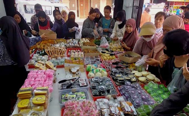 Toko Kue Lucy Cake di Jalan Ki Hajar Dewantara, Ciputat. Foto : Silmi MG