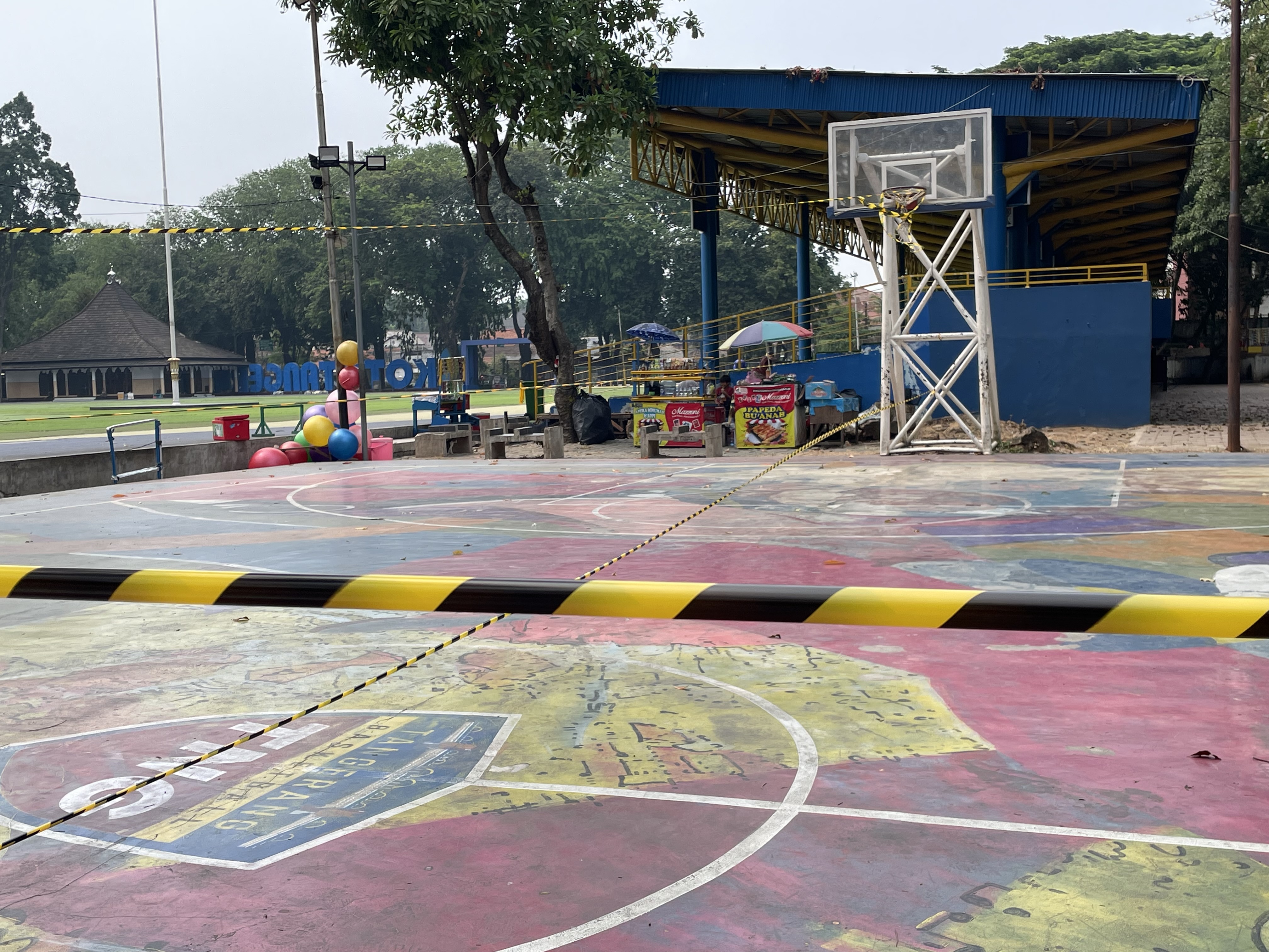 GARIS KUNING: Perbasi Kota Tangerang memasang garis kuning pertanda lapangan basket Alun-Alun Ahmad Yani ditutup, Selasa (8/9). ARI SUJATMIKO/SATELIT NEWS