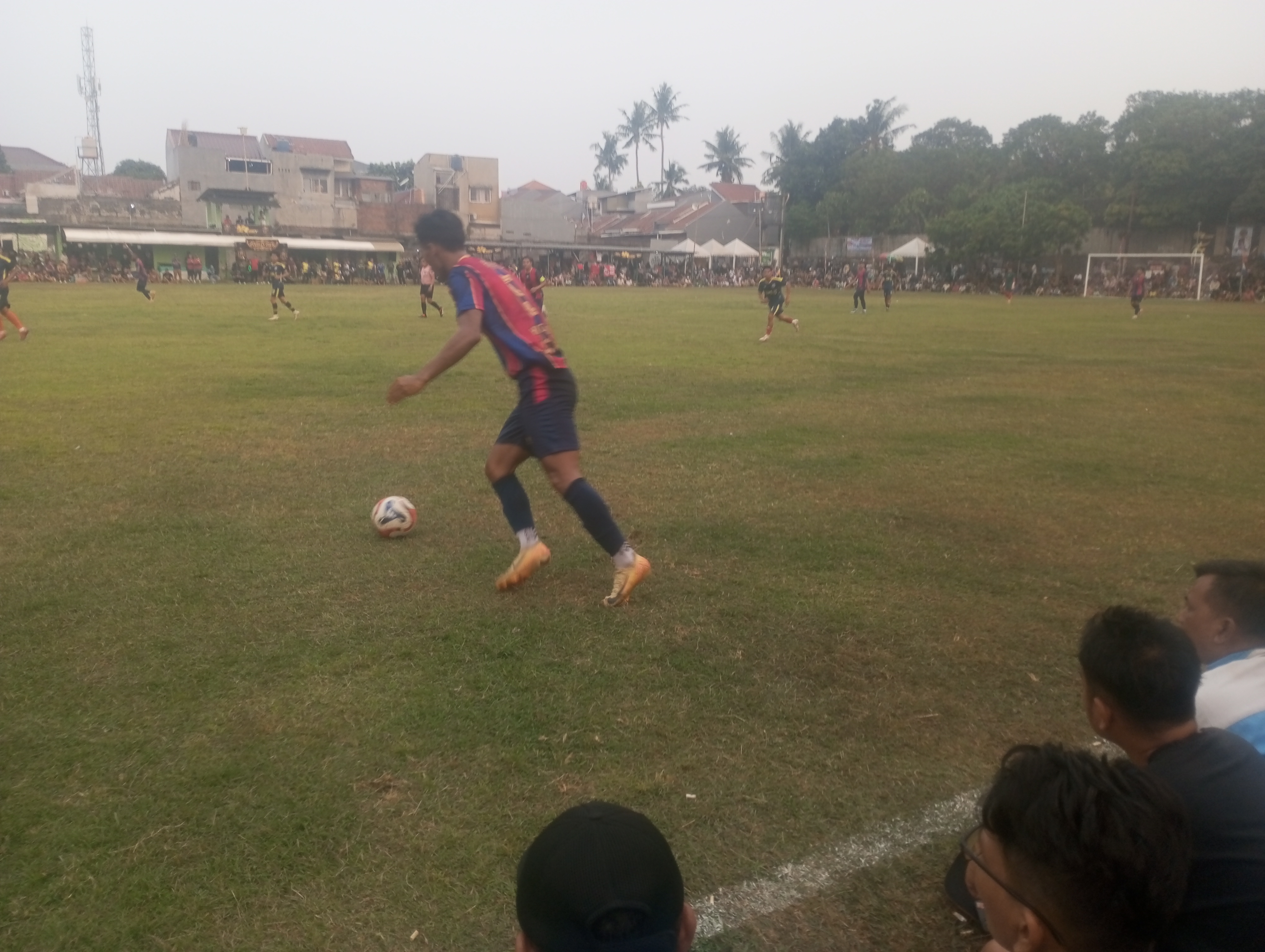 Bek Hoky FC, Abil menggiring bola untuk membantu serangan pada laga Selasa (08/09/2026).(red/tangselpos.id).