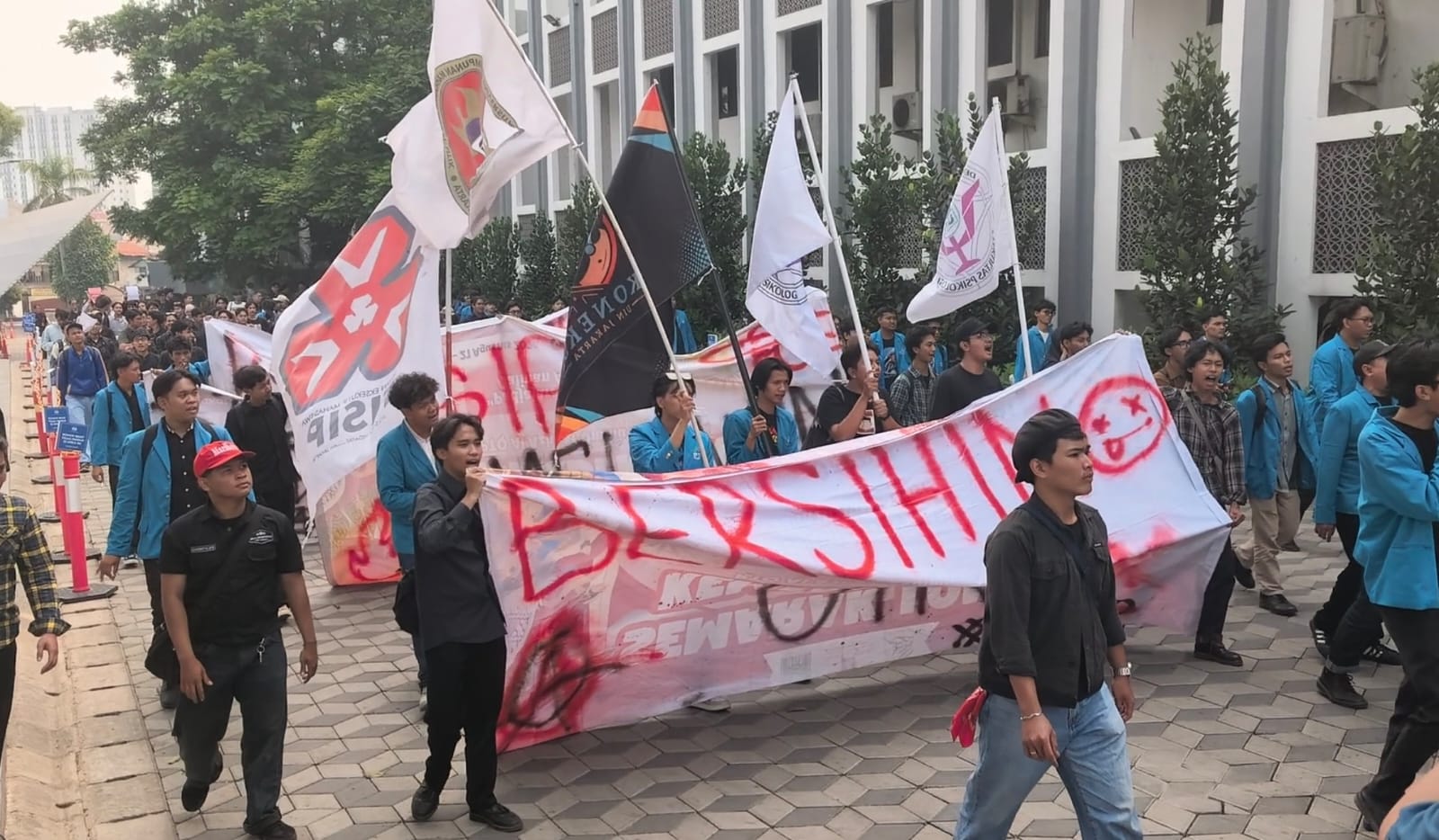 DEMA UIN Jakarta gelar demo desak kasus dugaan korupsi eks rektor diusut tuntas