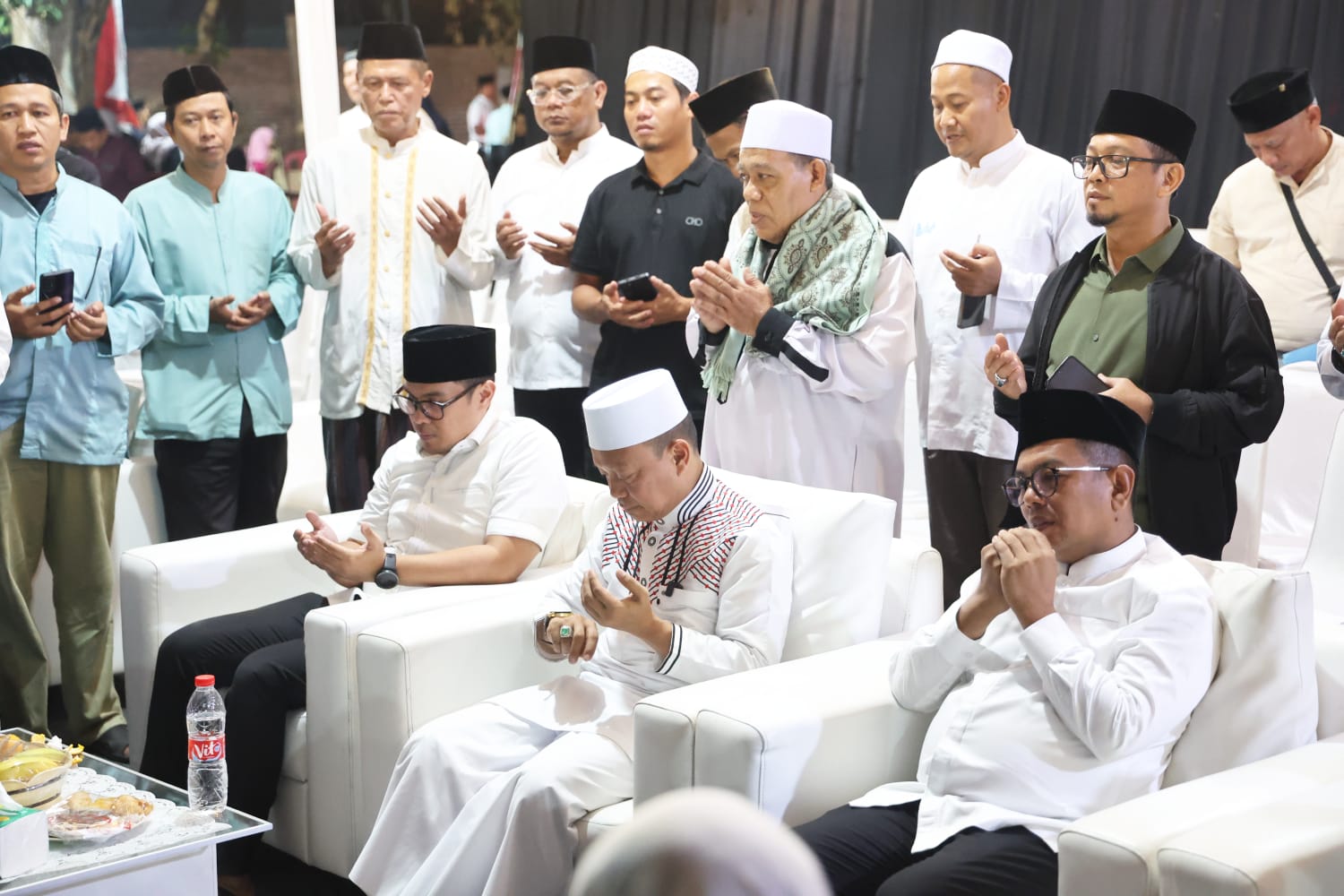 Gubernur Andra Soni dan Wakil Wali Kota Tangsel Pilar Saga Ichsan saat menghadiri Maulid Nabi Muhammad SAW 1448 H di Lapangan Persijat, Kampung Jati, Kelurahan Buaran, Kecamatan Serpong. Foto : Humas Pemprov
