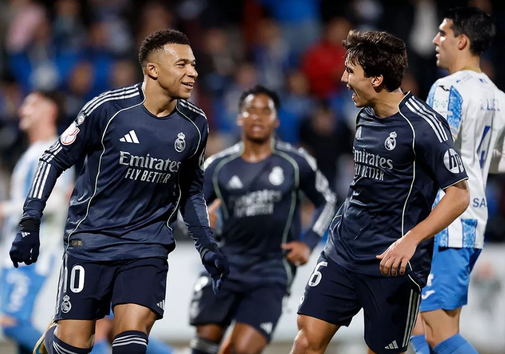 Selebrasi skuad Madrid usai Mbappe jebol gawang Elche. Foto : Ist