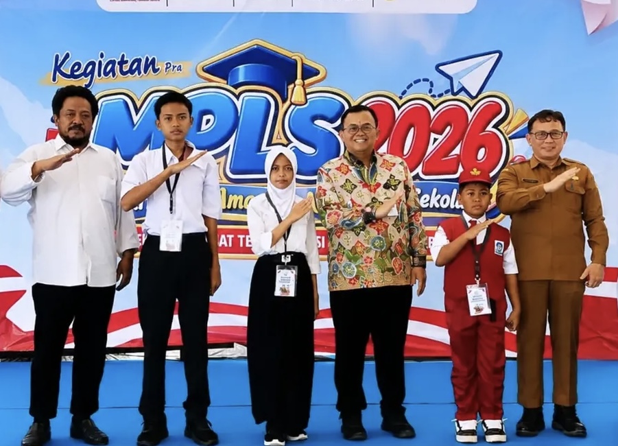 FOTO BERSAMA. Asda Bidang Pemkesra Setda Lebak, Alkadri, bersama pejabat lainnya sedang foto dengan para siswa Sekolah Rakyat Terintegrasi I Kabupaten Lebak, kemarin. (ISTIMEWA)