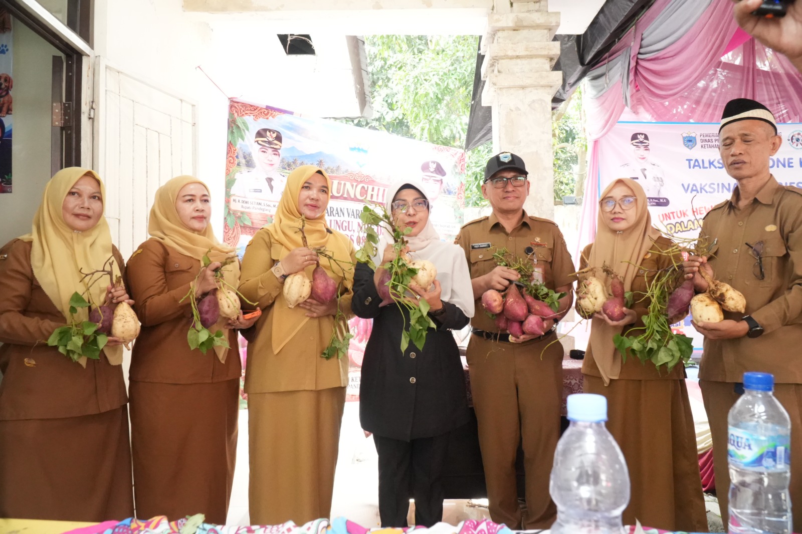 Bupati Raden Dewi Setiani saat menghadiri World Rabies Day 2026, talkshow One Health, serta pelayanan vaksinasi rabies gratis bagi hewan penular rabies, di UPT Puskeswan Kecamatan Karangtanjung, Senin (28/9/2026).(Istimewa)