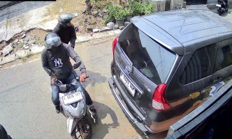 PENCURIAN - CCTV merekam aksi pencurian kendaraan bermotor di jalan Mirah V, Kelurahan Sawah Baru, Ciputat.