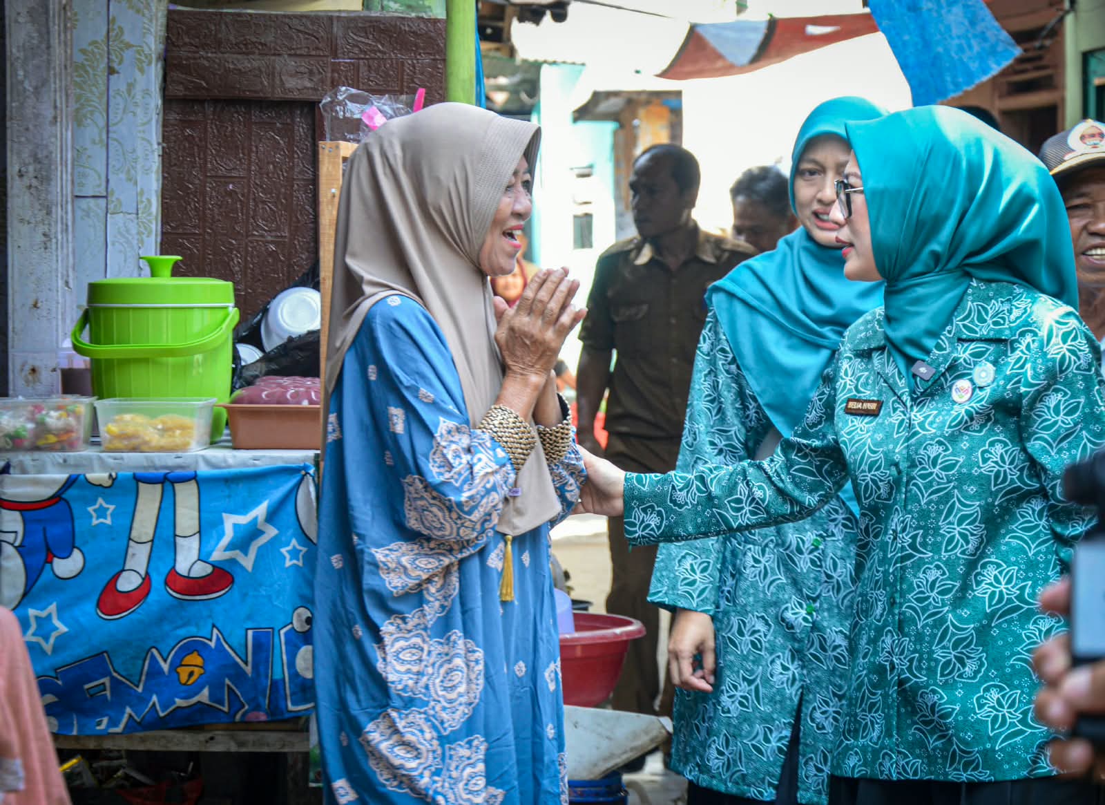 Ketua TP-PKK Kabupaten Lebak, Belia Hasbi Jayabaya menyapa warga di Kampung Lebak Sambel, Kelurahan Cijoro Lebak, Kecamatan Rangkasbitung, Selasa (15/9/2026).(Istimewa)