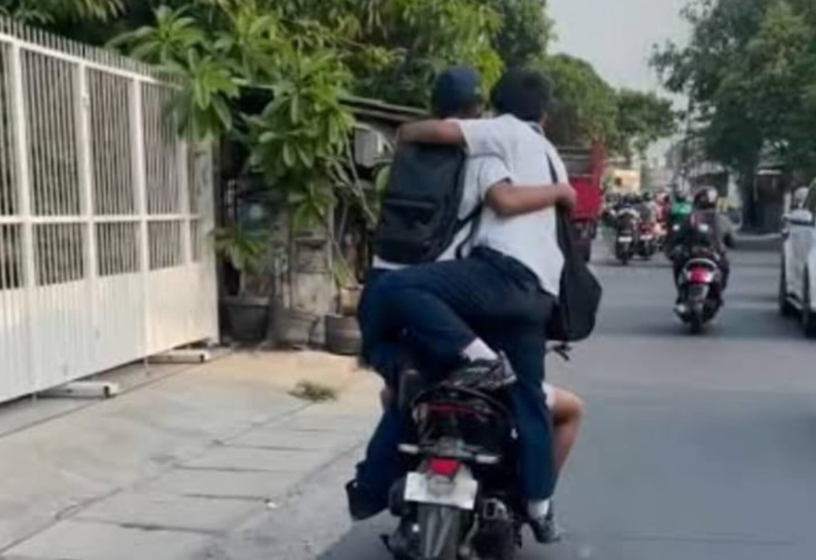 Pelajar SMP yang berboncengan dalam satu sepeda motor di Jalan WR Supratman, Kelurahan Rengas, Kecamatan Ciputat Timur. Foto : Ist
