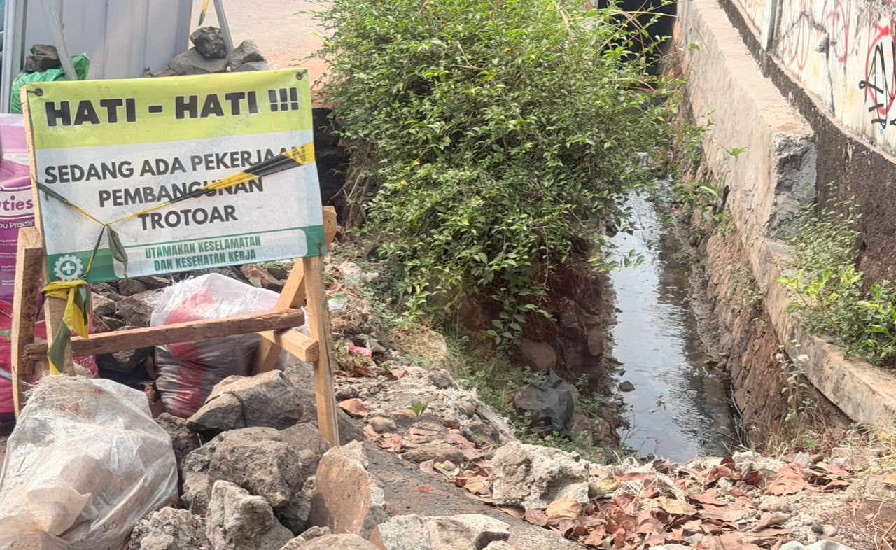 Pembangunan trotoar di Jalan Taman Bintaro Barat sisi selatan, Jakarta Selatan. Foto ; Karen Putri