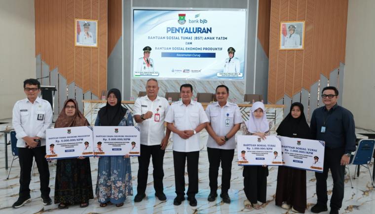 Penyerahan bantuan secara simbolis oleh Bupati Tangerang Moch. Maesyal Rasyid atas Bantuan Sosial Tunai (BST) untuk anak yatim dan kelompok masyarakat lainnya serta bantuan Usaha Ekonomi Produktif (UEP). Foto : Humas Kab. Tangerang