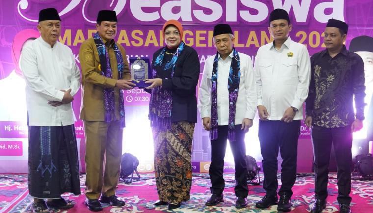 Bupati Tangerang Moch. Maesal Rasyid menyerahkan beasiswa kepada 40 guru madrasah penerima beasiswa S1. Foto : Humas Kab. Tangerang