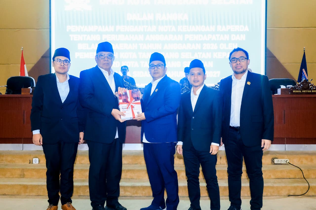 PARIPURNA - Wali Kota Tangsel Benyamin Davnie menyerahkan Raperda APBD Perubahan 2026 kepada DPRD Kota Tangsel dalam paripurna, Kamis (3/9).