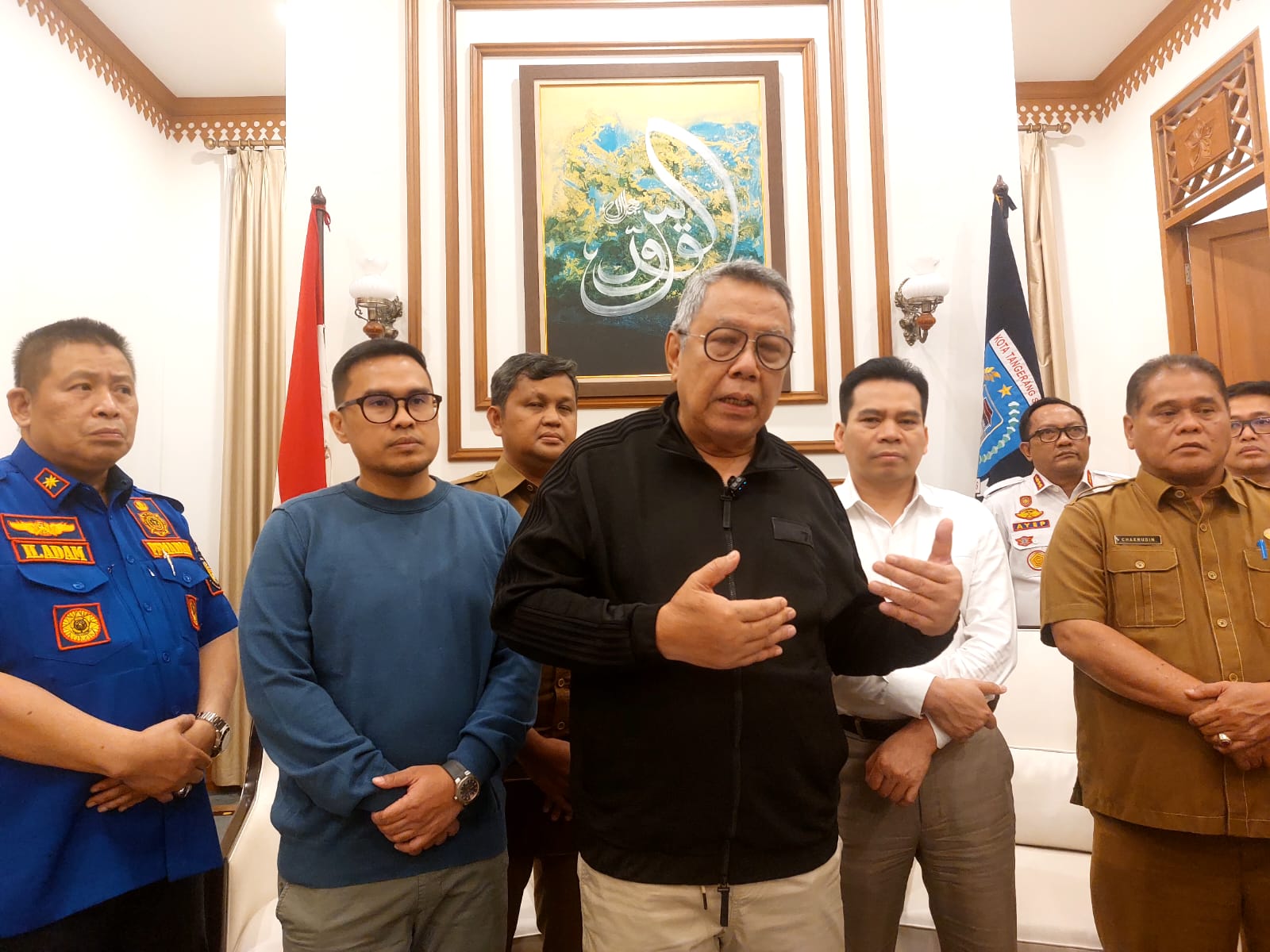 RAPAT EVALUASI. Wali Kota Tangsel, Benyamin Davnie menjelaskan hasil rapat pada Senin ,(7/9) malam bahwa penerapan PJJ diperpanjang dua hari.