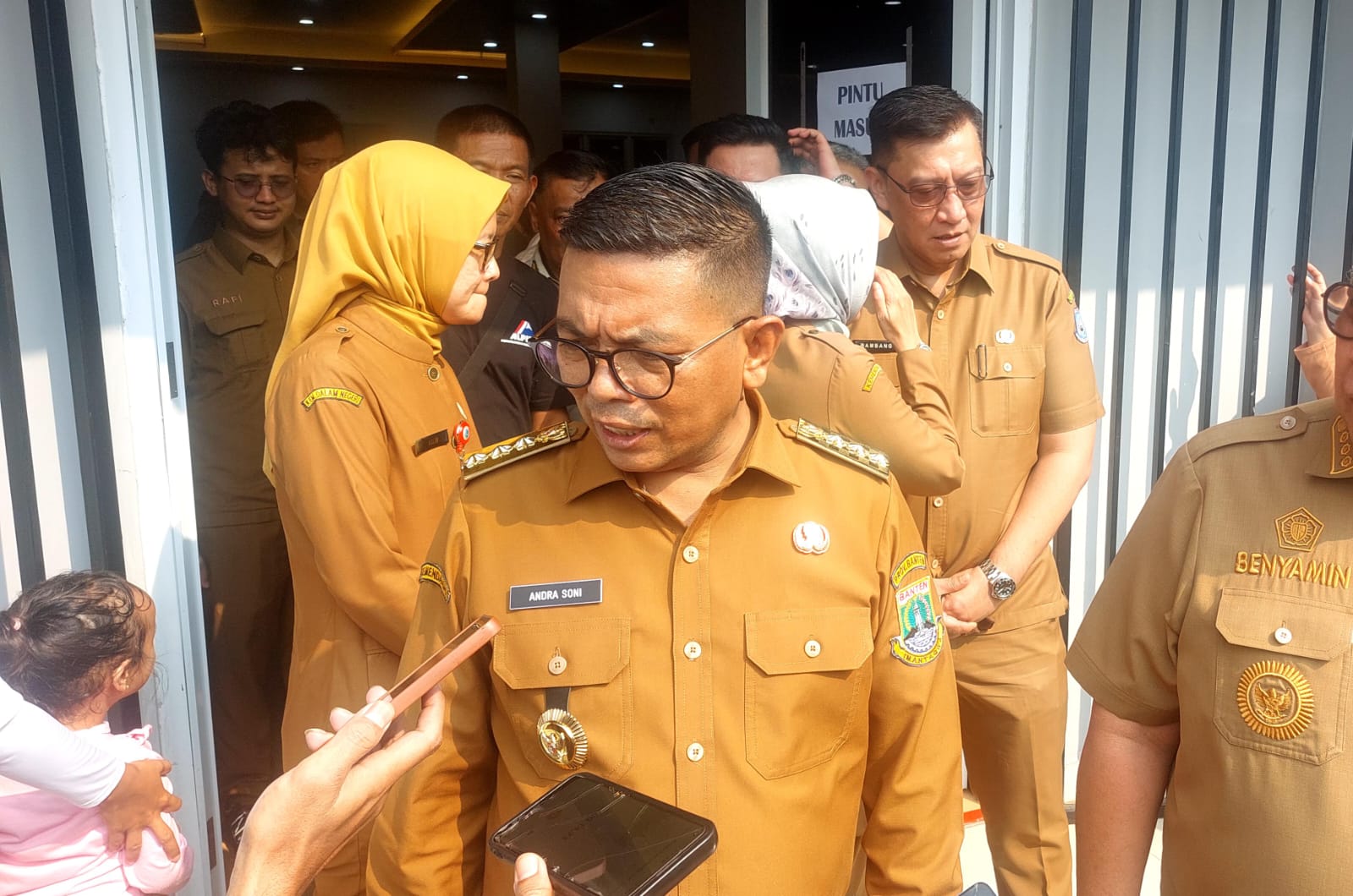 PENANGANAN BANJIR. Gubernur Banten Andra Soni saat diwawancarai awak media di Pondok Aren.