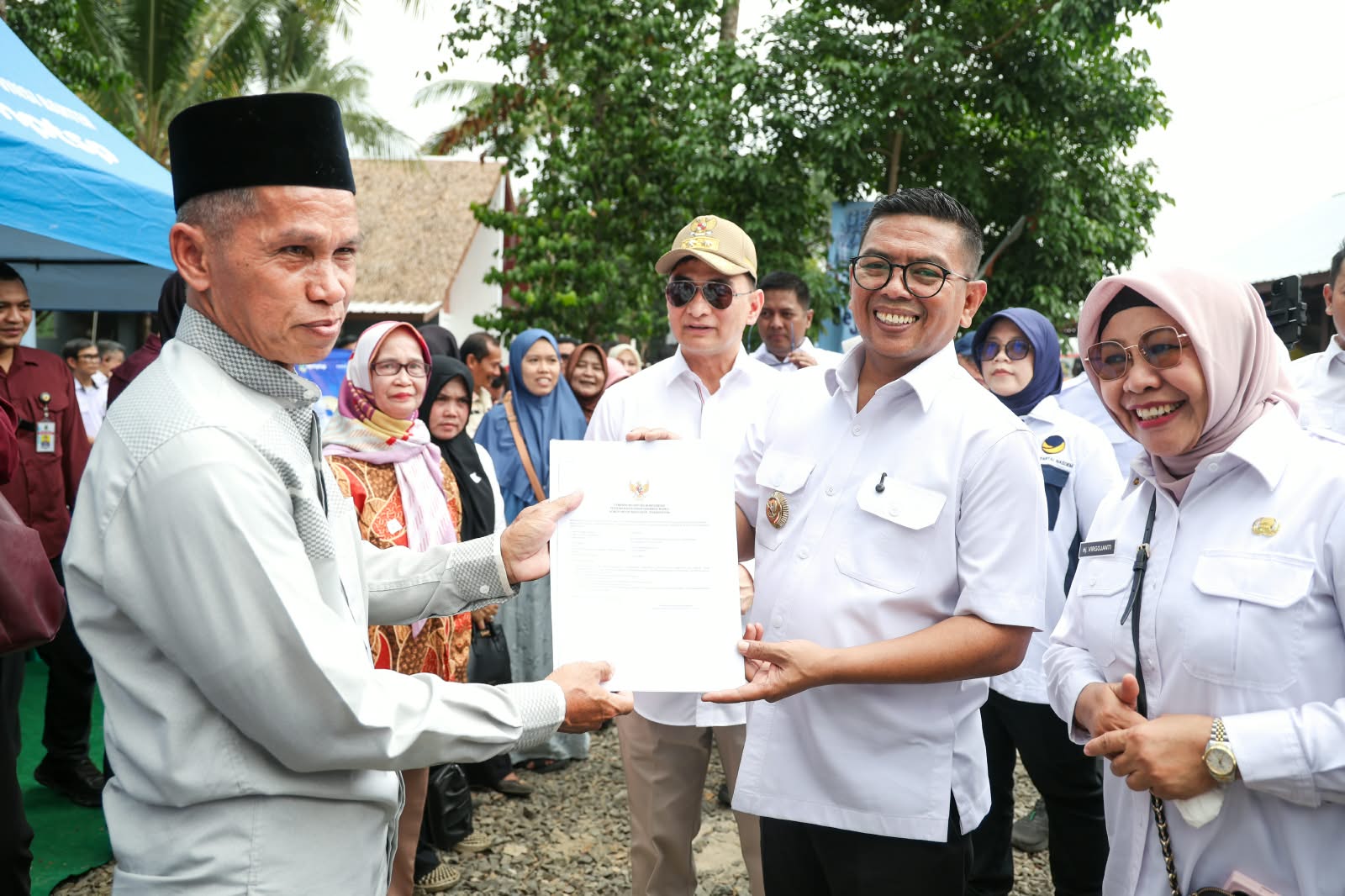 PELAYANAN PUBLIK. Gubernur Banten Andra Soni bersama Wakil Gubernur Achmad Dimyati Natakusumah meninjau pelayanan publik, di Lapangan Dapur Leoz, Desa Tegal, Kecamatan Cikedal, Kabupaten Pandeglang, Rabu (2/9). BIRO ADPIM PEMPROV BANTEN