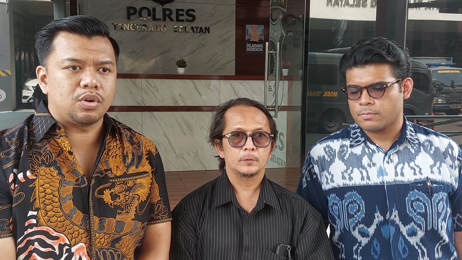 Ade memenuhi panggilan penyidik Polres Tangerang Selatan, Selasa (29/9). (TangselPos/Rachman)