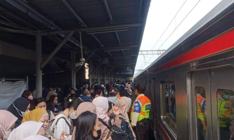 KEJADIAN DI KRL - Penumpang Commuter Line di Stasiun Rawa Buntu, Kecamatan Serpong, Kota Tangsel, sempat dibuat panik setelah muncul asap dari salah satu tas penumpang, Kamis (17/9) pagi.