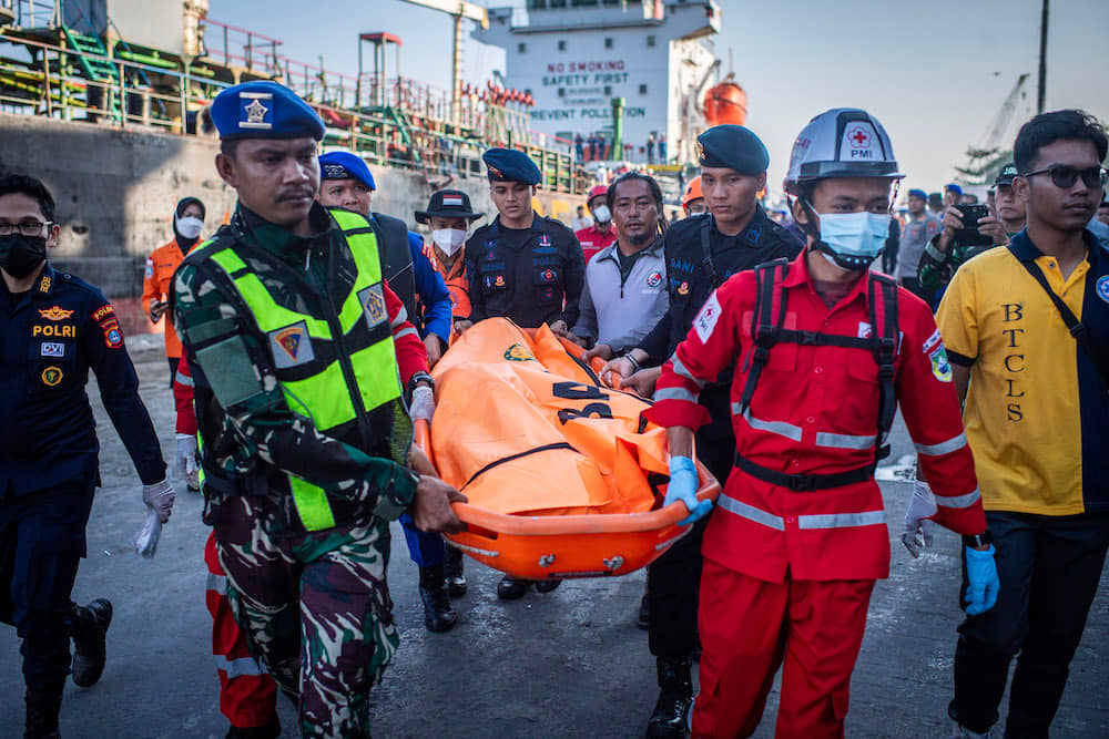 Evakuasi jenasah korban Kapal Virgo Transport 8. Foto : Ist