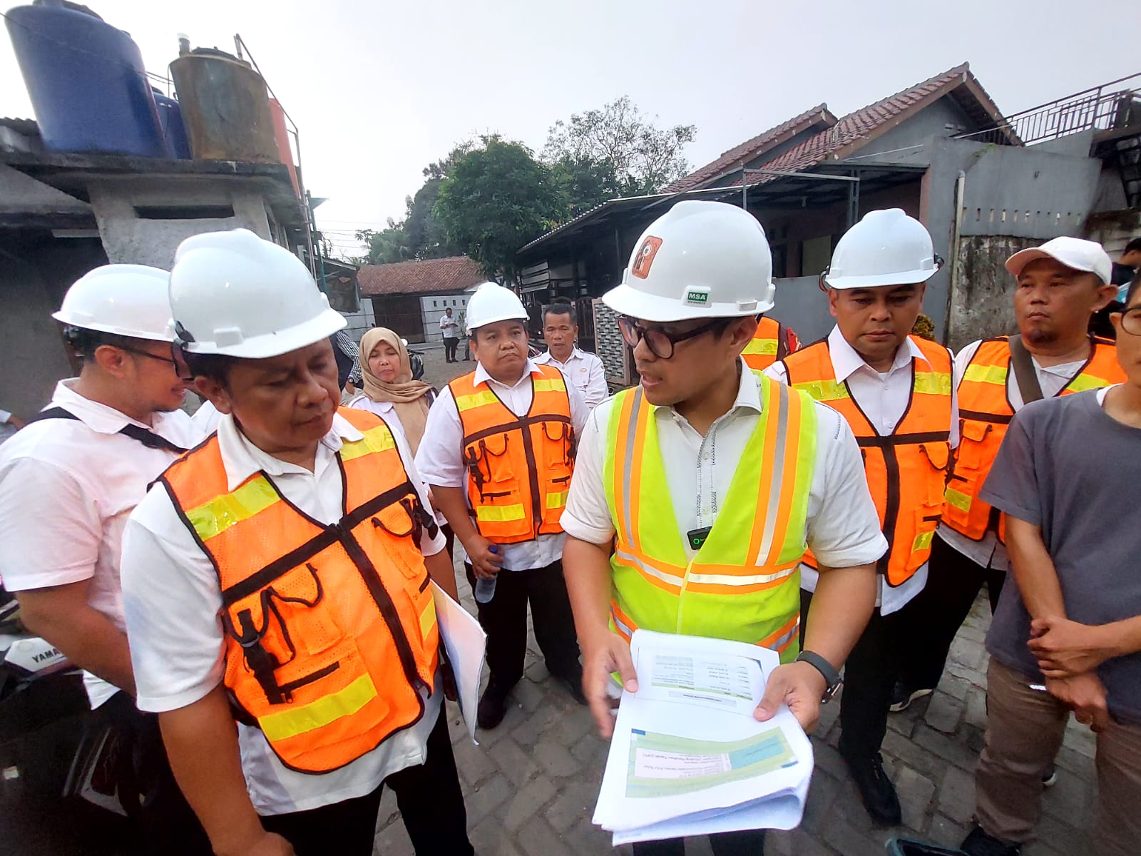 PEMBANGINAN. Momen saat Wakil Wali Kota Tangsel, Pilar Saga Ichsan saat meninjau pembangunan di wilayah Setu.