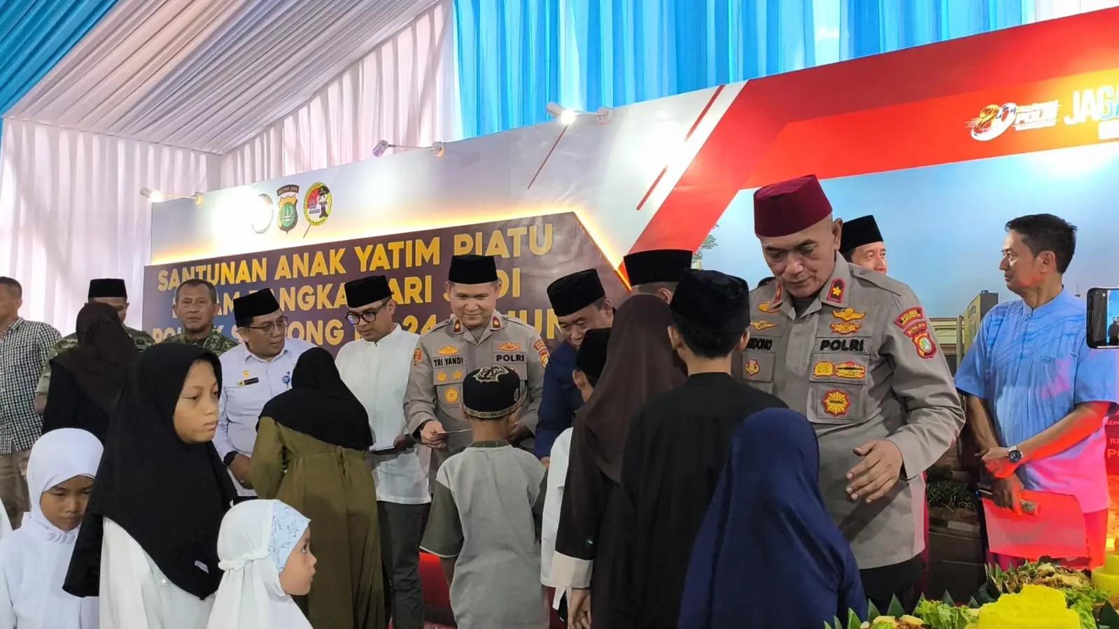 BERBAGI - HUT Polsek Polsek Serpong digelar dengan cara. Sebagai kepada anak yatim.