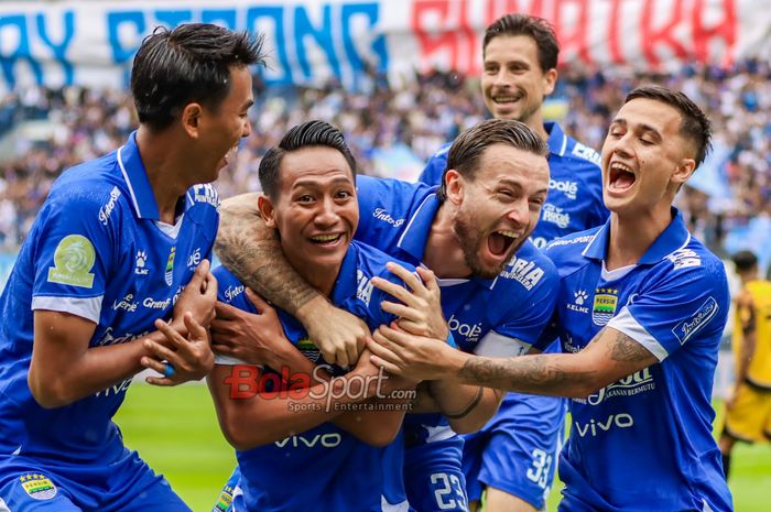 Marc Klok dan skuad Persib. Foto : Ist