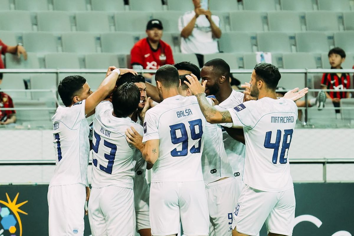 Selebrasi skuad Persib usai menang 1-0 di kandang FC Seoul. Foto : Ist