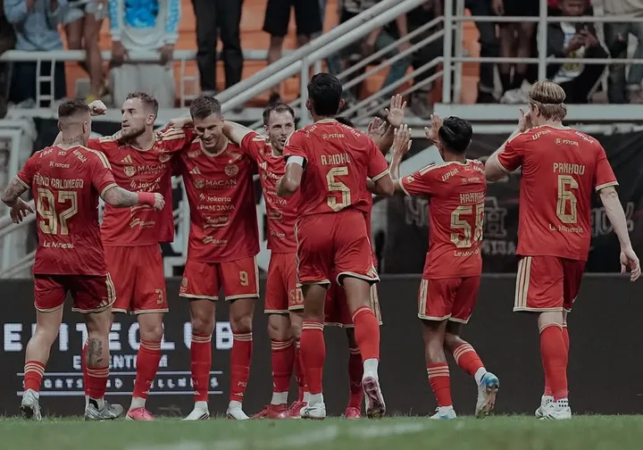 Selebrasi Skuad Persija usai menang 1-0 dikandang Borneo. Foto : Ist