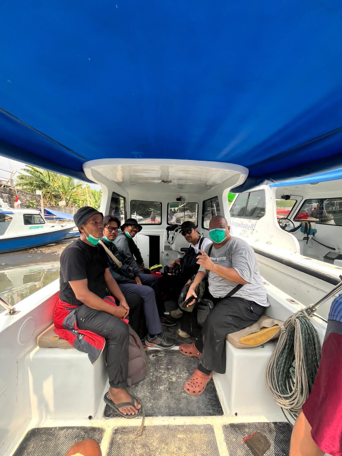 Foto terakhir lima jurnalis sebelum berangkat menuju perairan Selat Sunda, di Dermaga Pagedongan, Carita, menggunakan speedboat pada Senin, 7 September 2026 sekitar pukul 14.00 WIB.(Istimewa)
