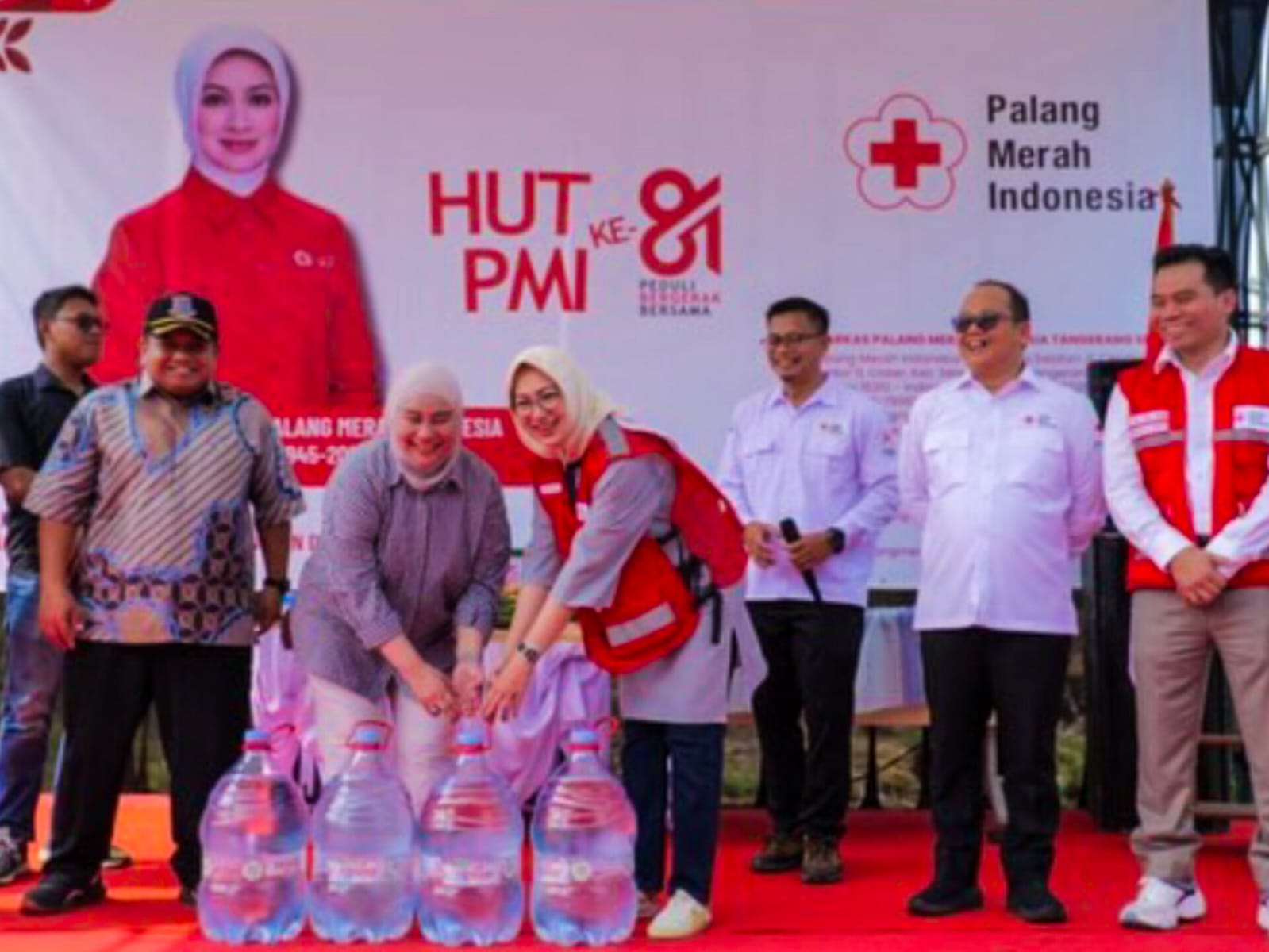 Ketua PMI Kota Tangerang Selatan, Hj. Airin Rachmi Diany, bersama jajaran pengurus dan tamu undangan saat penyaluran bantuan air bersih dalam rangka HUT ke-81 PMI di Kelurahan Keranggan, Kecamatan Setu, Tangerang Selatan, Sabtu (19/9/2026). (Dok. PMI Tangsel)