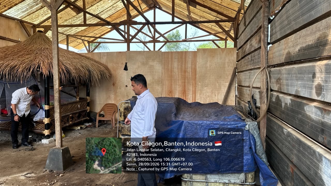 PEMERIKSAAN LOKASI. Personil Polda Banten saat melakukan pemeriksaan lokasi diduga penimbunan BBM, di Jalan Lingkar Selatan, Kelurahan Deringo, Kecamatan Citangkil, Kota Cilegon, Selasa (29/9). IST