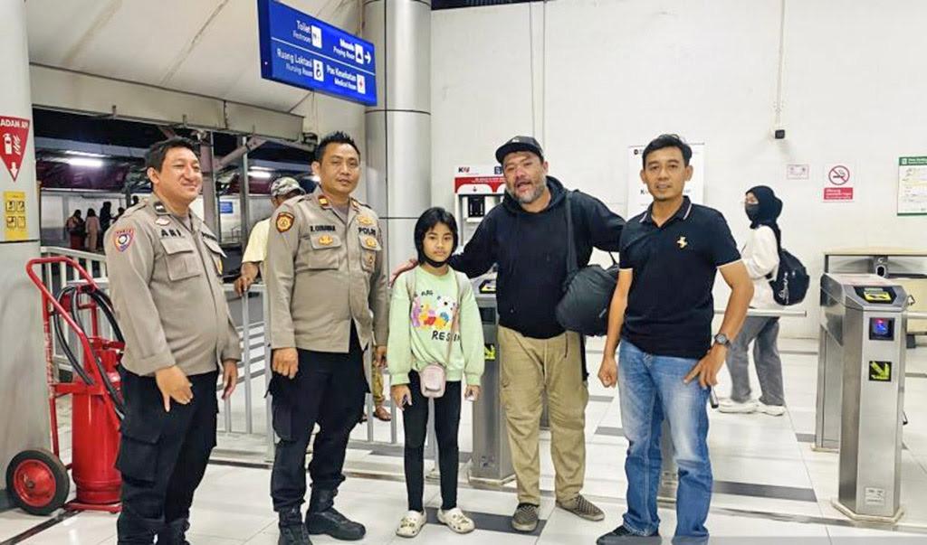 BANTU WARGA - Polres Tangsel bantu warga yang kehilangan uang dan barang.