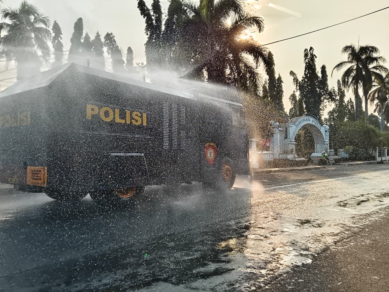 BERSIHKAN ABU VULKANIK. Armored Water Cannon milik Polres Pandeglang, sedang membersihkan abu vulkanik yang berserakan di wilayah Jalan Protokol Pandeglang, Selasa (8/9). (ISTIMEWA)