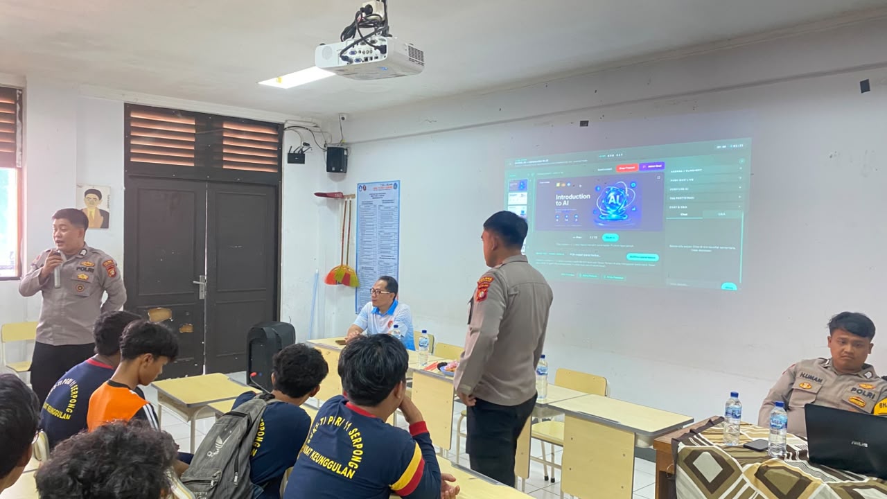 EDUKASI Polres Tangsel berikan edukasi kepada para pelajar  SMK TI PGRI 11 Serpong terkait bijak dalam dunia digital.