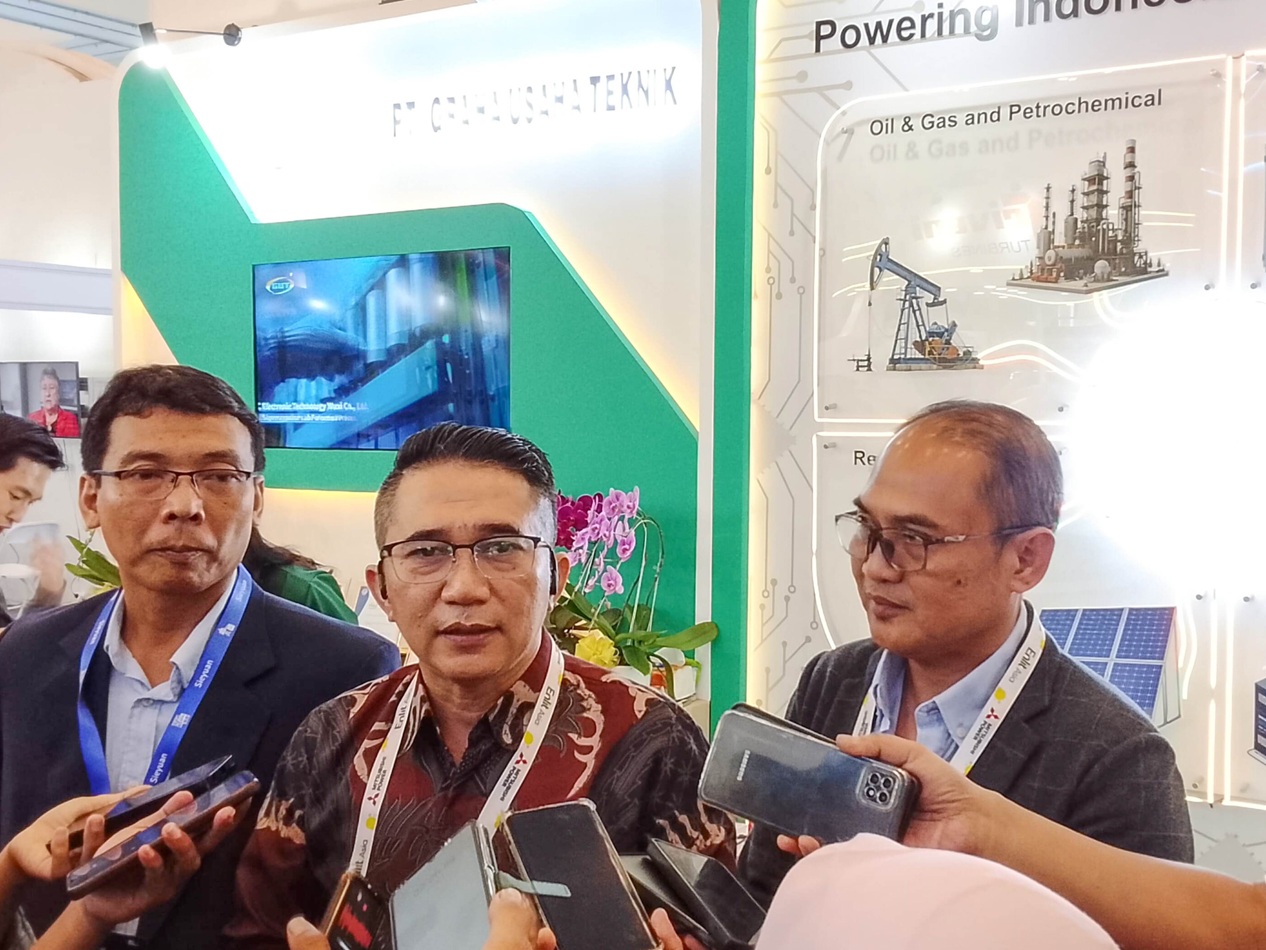 Direktur Utama sekaligus Direktur Operasional PT Graha Usaha Teknik (PT GUT) Kuswanto Rahayu (tengah) bersama jajaran manajemen saat memberikan keterangan kepada awak media di sela keikutsertaan PT GUT dalam Electricity Connect 2026 di ICE BSD City, Tangerang Selatan, Selasa (22/9/2026). (tangselpos.id/lim)