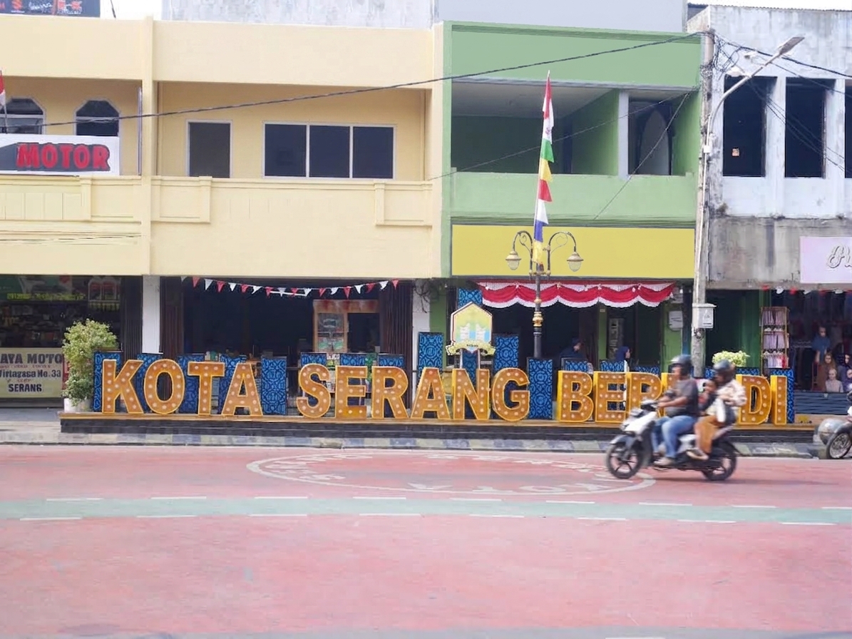 Pengendara sepeda motor melintas di kawasan Royal Baroe, Rabu (2/9/2026). Di bawah kepemimpinan Budi-Agis, Kota Serang bertransformasi menjadi daerah dengan kesehatan fiskal yang semakin baik.(Ari Supriadi-tangselpos.id)