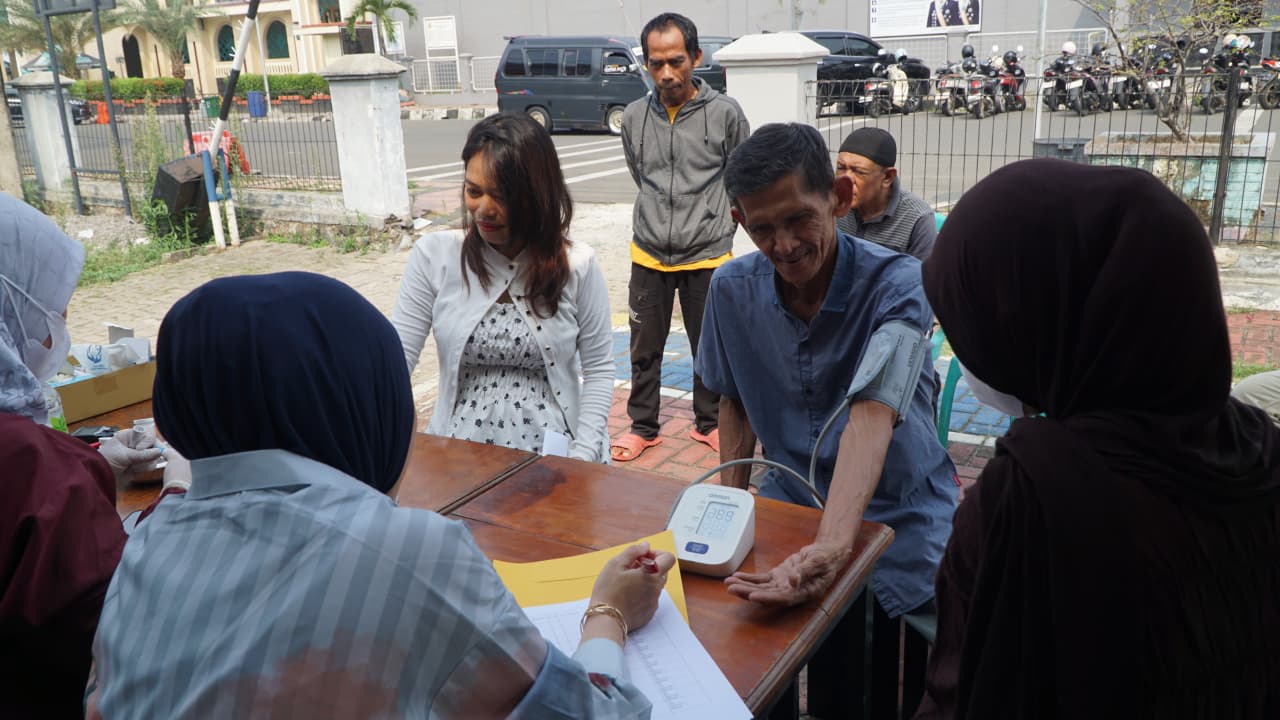 PEMERIKSAAN KESEHATAN. Pihak Klinik Rutan Kelas IIB Pandeglang, secara sedang melakukan pemeriksaan kesehatan terhadap masyarakat, di Halaman Rutan Kelas IIB Pandeglang, Sabtu (26/9). (ISTIMEWA)