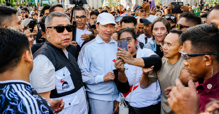 Jokowi saat safari di NTT. Foto : Ist