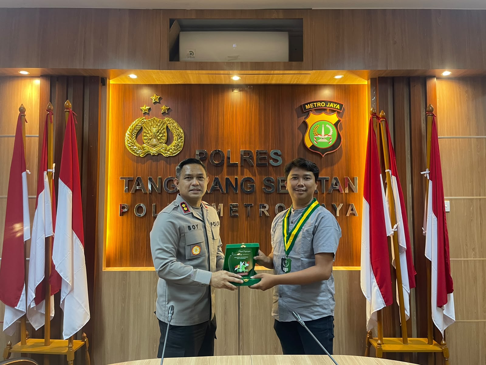 APRESIASI - Ketua SEMMI Banten Bima Rizky Ananda menyambangi Kapolres Tangsel AKBP Boy Jumalolo.