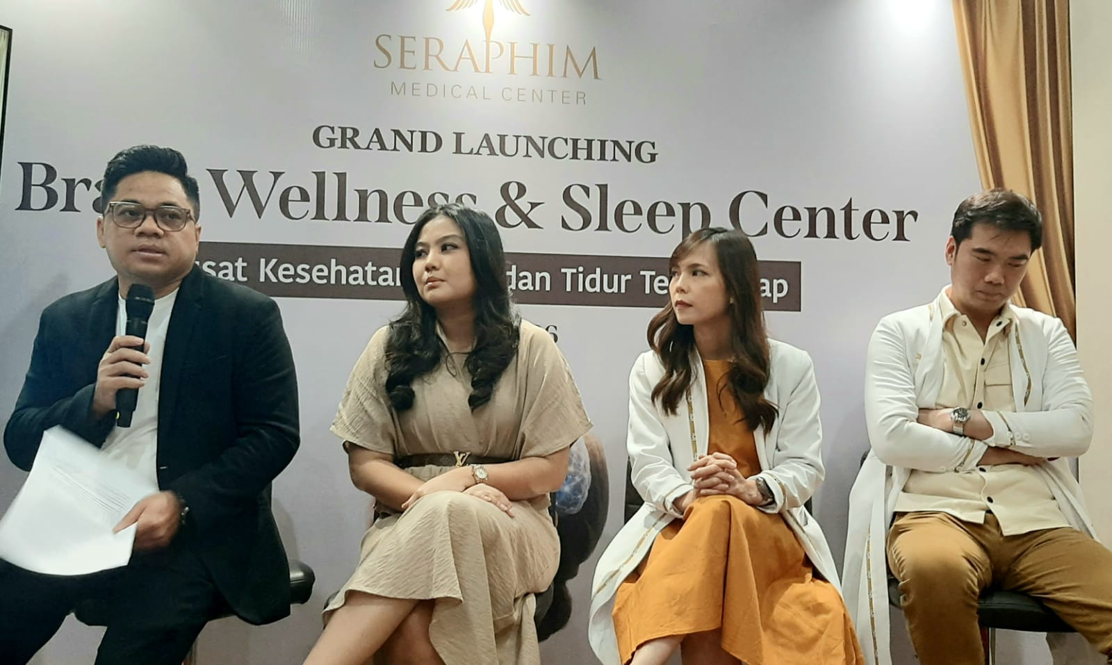 Direktur Sales, Marketing & Business Development Bethsaida Healthcare Iwan A. Setiawan (kiri) bersama jajaran Dokter Seraphim Medical Center saat Prees Conference tentang Layanan Kesehatan Otak dan Tidur. Foto : Irawan