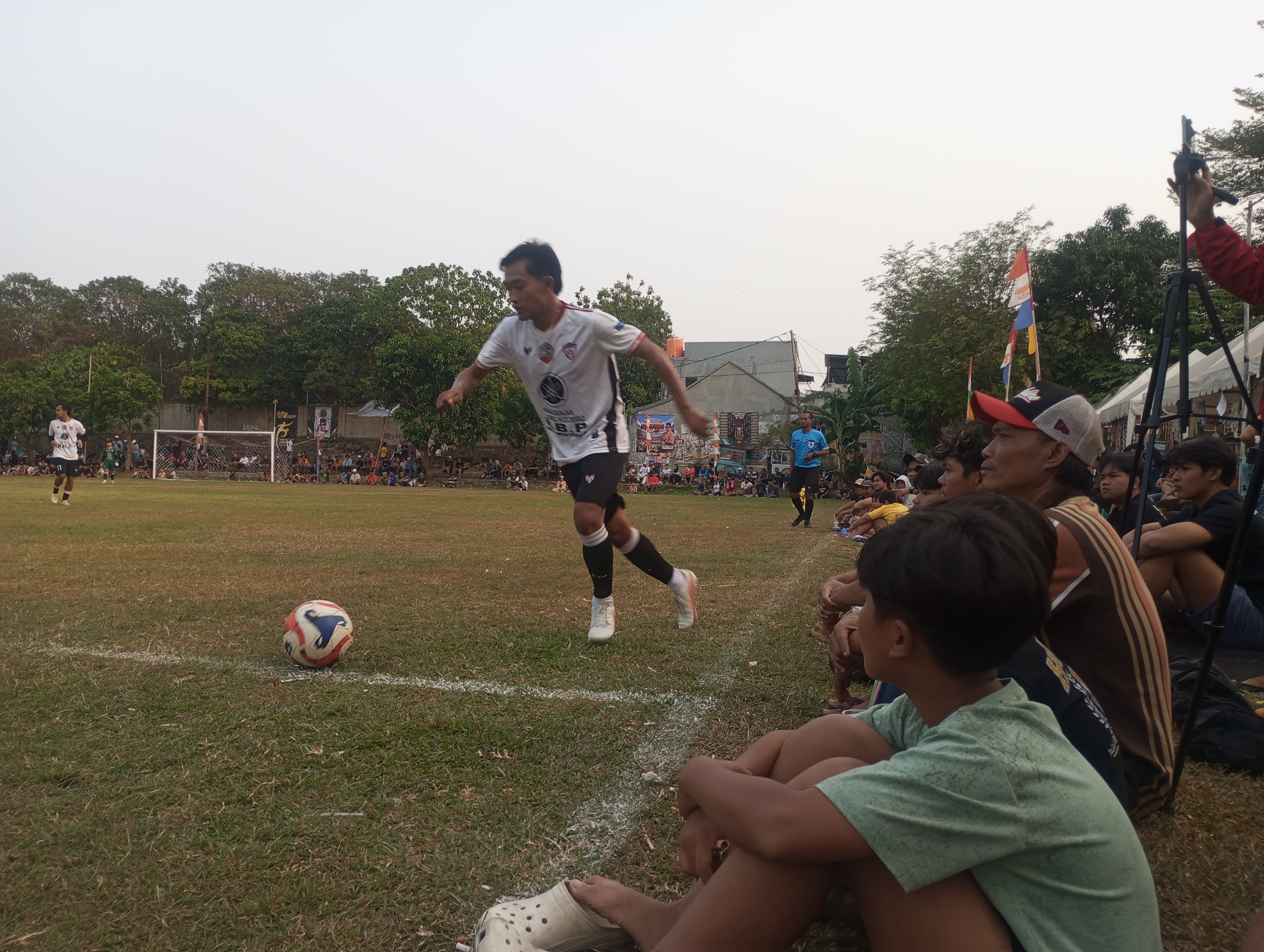 Pemain Sonoan FC ancang-ancang lepaskan tendangan saat hadapi Boss United pada Kamis (17/09/2026).(red/tangselpos.id).
