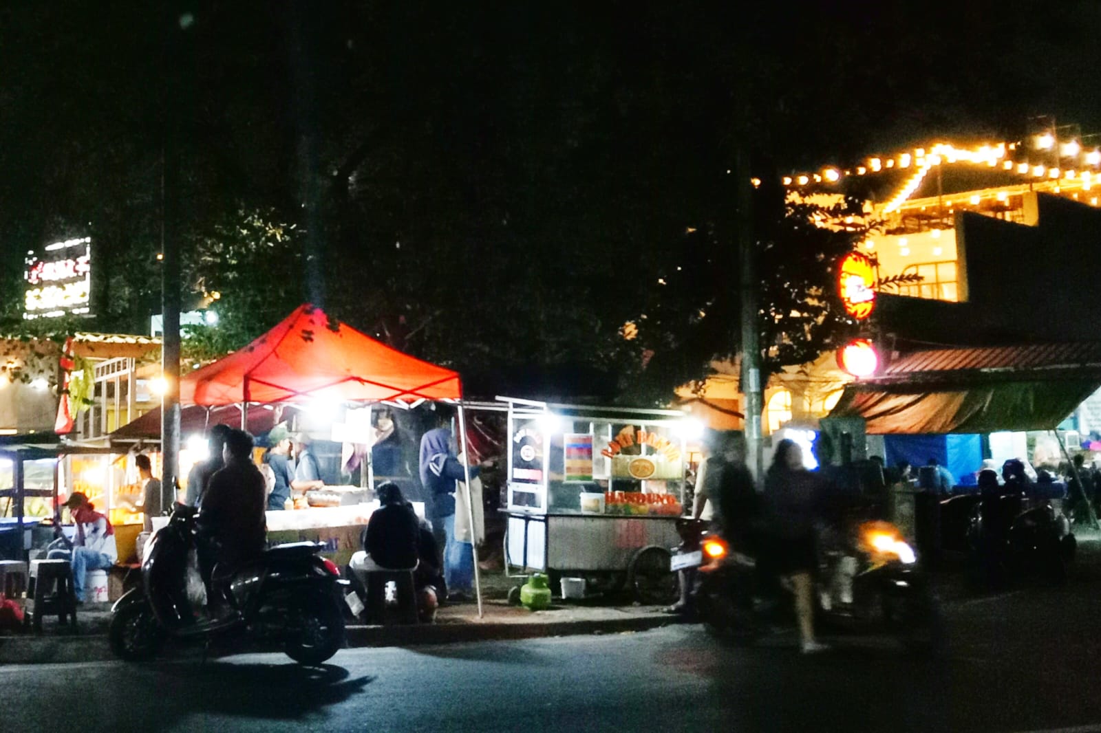 Kawasan kuliner Taman Jajan Granada Square. Foto : Hasna MG
